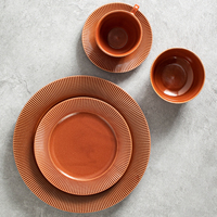 Service de vaisselle en porcelaine gaufrée personnalisé pour hôtels restaurants vaisselle en céramique rouge glaçure ensemble de bols en poterie japonaise Plato