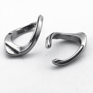 ต่างหูแบบหนีบสำหรับผู้ชาย ทำจากสแตนเลส 316L ป้องกันการแพ้ ดีไซน์เกลียวเรขาคณิต ไม่ต้องเจาะหู แบบหนีบเรียบง่าย สีเงินขัดเงา - Product Image 4