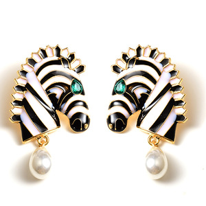 Orecchini Pendenti con Zebrate Smaltate, Strass e Perle Simulate per Donne, Gioielli di Moda Audaci e di Tendenza - Product Image 2