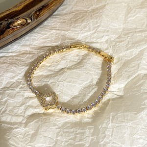 Pulsera de tenis de trébol de cuatro hojas de la suerte con cristales de imitación de moda, en oro rojo, plata y moissanita roja, con diseño de trébol de diamantes - Product Image 4