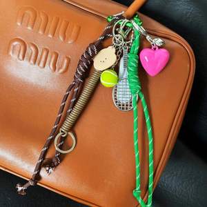 Porte-clés Cœur Métallique Créatif Unique et Tendance, Étanche, pour Couple, avec Cordon Assorti, Pendentif de Sac Fait Main pour Lui et Elle - Product Image 2