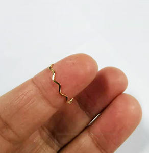 خاتم موجي رفيع من الفولاذ المقاوم للصدأ مطلي بالذهب، تصميم عصري أنيق قابل للتكديس بشكل متعرج - Product Image 6