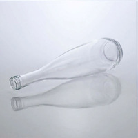 Bottiglia di vetro premium da 500ml, 700ml, 750ml con base pesante, vuota, a forma di campana sottile, per rum caraibico, con tappo a vite