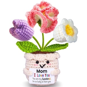 Jolie poupée en crochet faite à la main en forme de tulipe avec 3 fleurs dans un pot, cadeau « Je t'aime » pour Nana, grand-mère, GaGa, fête des mères, anniversaire - Product Image 2