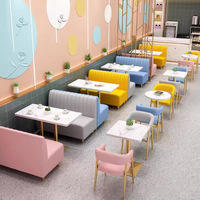 Ensemble de mobilier de restaurant et café en marbre : canapé, banquette, table et chaises pour restaurant