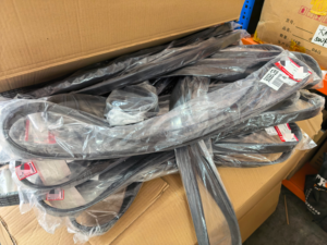 สายพานวีริบ OEM ใหม่สำหรับเครื่องยนต์ 8PK1824 C4942247 ยาง EPDM สำหรับงานหนัก รถบรรทุกพัดลม Dongfeng และมอเตอร์ - Product Image 4