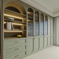 Buffet arqué vert sauge style crème français avec verre cannelé pour salon, équipé de lumières LED et de charnières à fermeture douce
