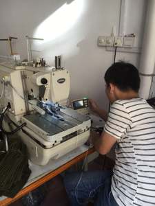 Máquina <span class=keywords><strong>de</strong></span> Coser <span class=keywords><strong>Ojales</strong></span> Electrónica Brother RH-9820 Usada, Máquina <span class=keywords><strong>de</strong></span> Coser <span class=keywords><strong>Ojales</strong></span> 9820 Completa con Mesa - Product Image 6