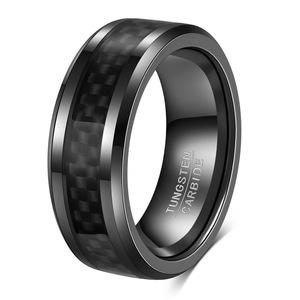Anillo de Carburo de Tungsteno de 8mm con Incrustaciones de Fibra de Carbono Negra, Anillo de Boda para Hombre con Diseño Geométrico - Product Image 1