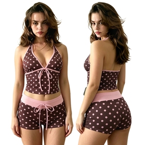 Conjunto de dos piezas con estampado de lunares y bloques de color, top corto elástico con cuello en V y lazo, y shorts ajustados, ropa de descanso informal - Product Image 1