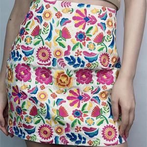 กระโปรงมินิสั้นผ้าหนังกลับปักลายดอกไม้สไตล์โบฮีเมียนสำหรับผู้หญิง ดีไซน์ใหม่จากโรงงานผู้ผลิต (OEM) สำหรับฤดูใบไม้ร่วงและฤดูหนาว - Product Image 1
