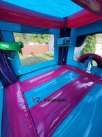 Structure gonflable commerciale avec toboggan aquatique et casque de protection intégré