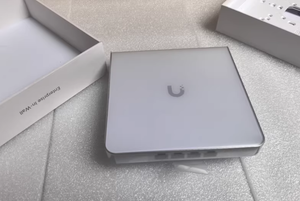Point d'accès Wi-Fi 6E tri-bande Ubiquiti UniFi U6-Enterprise-IW avec commutateur 4 ports, liaison montante 2,5 GbE, alimentation PoE+, plus de 600 utilisateurs - Product Image 2