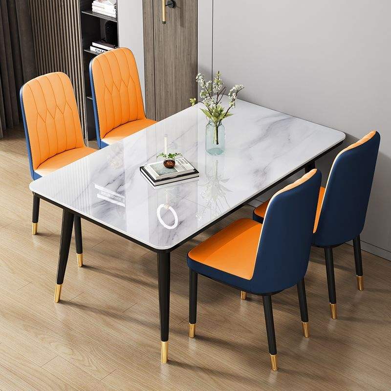 Table simple avec 4 chaises [orange devant, bleu derrière]