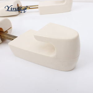 Estirador de zapatos ajustable Yinste, horma de madera pintada de blanco para calzar zapatos - Product Image 2