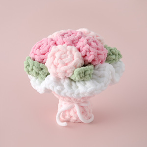 Bouquet Floreale Mini Vibrante Fatto a Mano all'Uncinetto con Design Floreale Colorato e Assortito per Ricordo di Laurea - Product Image 1
