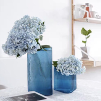 Vase Terrarium en Verre Texturé Fait Main Moderne pour Mariage et Décoration de Table, Transparent, 28cm, Bleu Côtelé, Décoration Triangulaire, Vente en Gros