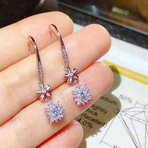 Orecchini pendenti a forma di fiocco di neve in oro bianco con zirconi rotondi incastonati a griffe per gioielli romantici da donna per matrimoni - Product Image 4