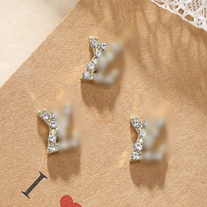 เครื่องประดับตกแต่งเล็บแบบตัวอักษรภาษาอังกฤษ ประดับเพชรเต็มตัว ด้วยการแกะสลักโลหะ พร้อมดีไซน์ออโรร่าด้านล่างคมชัด ระยิบระยับ - Product Image 6