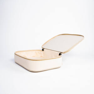 Cajas de almacenamiento de cuero PU con estilo de fábrica ISO BSCI Estuche de cosméticos de moda para mujer Cremallera Escenario Rendimiento Logotipo personalizable - Product Image 3