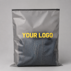 Sacchetti in plastica opaca personalizzati all'ingrosso con cerniera richiudibile per abbigliamento, calze, jeans, cappotti - Confezioni sfuse - Product Image 1