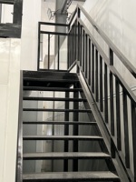 Maison-conteneur à structure en acier à double étage ODM OEM Unités modulaires mobiles Cabine Apple avec escalier pour villa et appartement