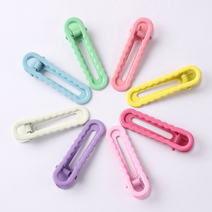 Pinza para el cabello ondulada en forma de U de 6 cm, pinza lateral de pico de pato sin costuras pintada brillante para mujer, accesorio para el cabello de uso diario - Product Image 1