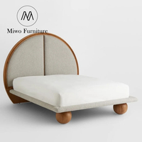 Lit double moderne de designer pour chambre à coucher française, villa, gîte, en bois massif rembourré, avec tête de lit ronde en bois, taille King Size pour hôtel