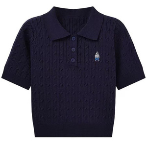 Polo de punto trenzado azul marino para mujer con bordado de oso, corte ajustado y manga corta - Product Image 1