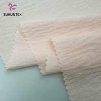 Tissu sergé en polyester, effet peau de pêche, poids moyen, pour robe femme