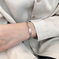 Bracelet minimaliste en argent sterling 925 en gros, bracelet personnalisé, bande de Möbius torsadée, nœud pour femmes, bijoux fins