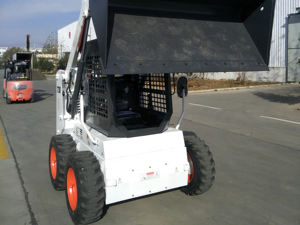 Minipala caricatrice compatta 1605A con benna da 0,5 m³ e capacità di carico di 1,6 tonnellate, resistente per lavori comunali - Product Image 2