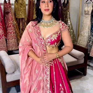 Ensemble Lehenga Mul Chanderi avec broderies complexes et travail de découpe, accompagné d'un chemisier et d'un dupatta en soie Fandy - Product Image 1