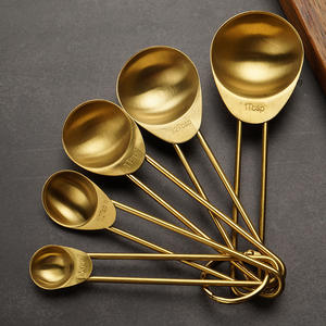 Para <span class=keywords><strong>Amazon</strong></span>, taza medidora graduada para hornear de acero inoxidable de 5 piezas y juego de cucharas chapadas en oro, herramientas de medición Premium - Product Image 4