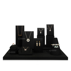 Elegante Expositor de Joyería de Metal, Soporte Personalizado de Microfibra Moderno para Aretes y Collares, Busto Negro para Exhibición de Joyas - Product Image 5