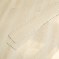 Revêtement de sol SPC écologique imperméable pour la rénovation intérieure des hôtels et appartements, avec des lames larges, effet bois élégant et décoratif