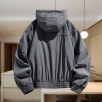 Vestes pour hommes en gros. Veste longue à capuche pour entraîneur sportif, couleur unie, idéale pour le patinage, la randonnée en plein air, veste tendance