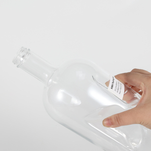 Boston forma redonda cuello largo 1,75 litros Flint Glass <span class=keywords><strong>Nordic</strong></span> Pinch Grip botella de licor para Vodka Rum <span class=keywords><strong>Gin</strong></span> - Product Image 4