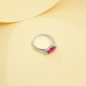 Bague minimaliste polyvalente en rubis cultivé en laboratoire - Product Image 4