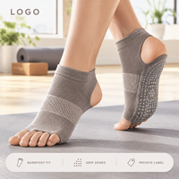 Chaussettes de yoga sans orteils à talon ouvert, avec grip crème, ajustement flexible, couverture directionnelle, construction à bout plat, en maille respirante pour studio