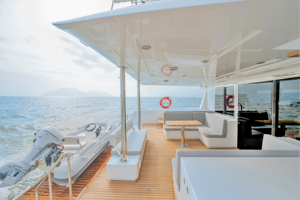 Yacht a Vela Catamarano Super Lusso da 50 Piedi in Vetroresina con Motore Entrobordo per Visite Turistiche Sport Offshore Feste e Navigazione Fluviale a Lunga Distanza - Product Image 5