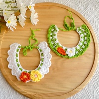 Écharpe tricotée à la main pour animaux de compagnie 2026, collier brodé de fleurs pour chat, bavoir pour chien, prête à être expédiée, faible MOQ, accessoires pour animaux de compagnie