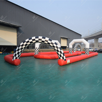 Jeu gonflable géant de course automobile pour adultes, idéal pour les fêtes, les team building et les activités sportives en extérieur, avec piste gonflable, populaire pour les jeux de carnaval.