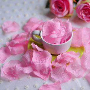 Pétalos de Rosa Roja No Tejidos para Decoración de Pasillos de Boda, Día de San Valentín, Dormitorios, Fiestas y Mesas - Product Image 1