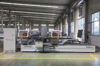 PARKER CNC 550mm Doppelkopf-Klingensäge PLC Superpräzise Automatische 7,5KW Schneidesäge PVC/UPVC Aluminium 21 Zoll Industriecomputer