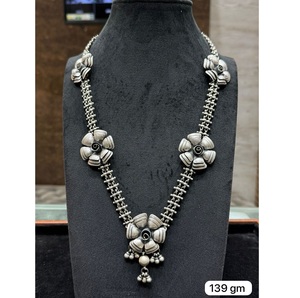 Collier élégant en argent pour femmes avec un design intemporel, conçu pour un style de mode quotidien, parfait pour les occasions de mariage - Product Image 1