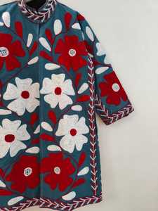 Chaqueta Suzani Bordada a Mano, Abrigo Largo Floral Rojo y Blanco, Estilo Boho Chic, Prenda Artesanal, Chaqueta de Estilo Festivo - Product Image 4