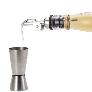 Versatore per Olio d'Oliva in Metallo dal Design Unico e Pratico - Product Image 1