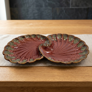 Plateau de service en céramique en forme de coquille, glaçure rouge vintage, passe au lave-vaisselle, vaisselle ronde durable et éco-responsable, design sur glaçure - Product Image 1