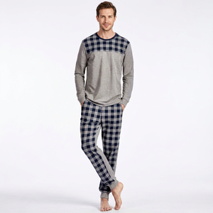 Conjunto de pijama a cuadros para hombre: camiseta de manga larga con cuello redondo y pantalones de descanso a cuadros - Product Image 1
